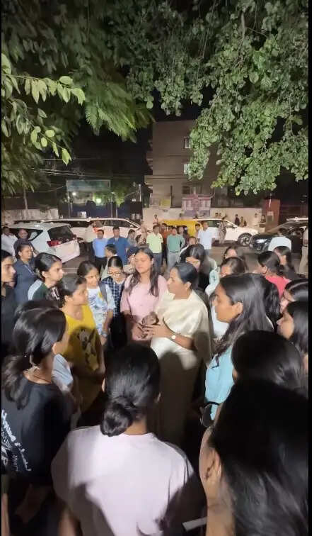 छात्राओं की सुरक्षा में लापरवाही बर्दाश्त नहीं : रेखा गुप्ता