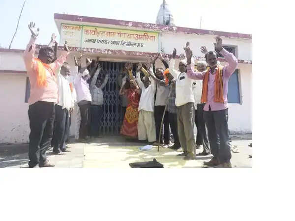 भोपाल:&nbsp;पंचायत कार्यालय पर सचिव ने लगाया ताला, सरपंच बाहर बैठे,&nbsp;अगरिया पंचायत में सरपंच और ग्रामीणों का प्रदर्शन