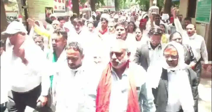 कांग्रेस पदाधिकारियों ने किया भाजपा का पुतला दहन, अजय राय की छवि धूमिल करने का आराेप