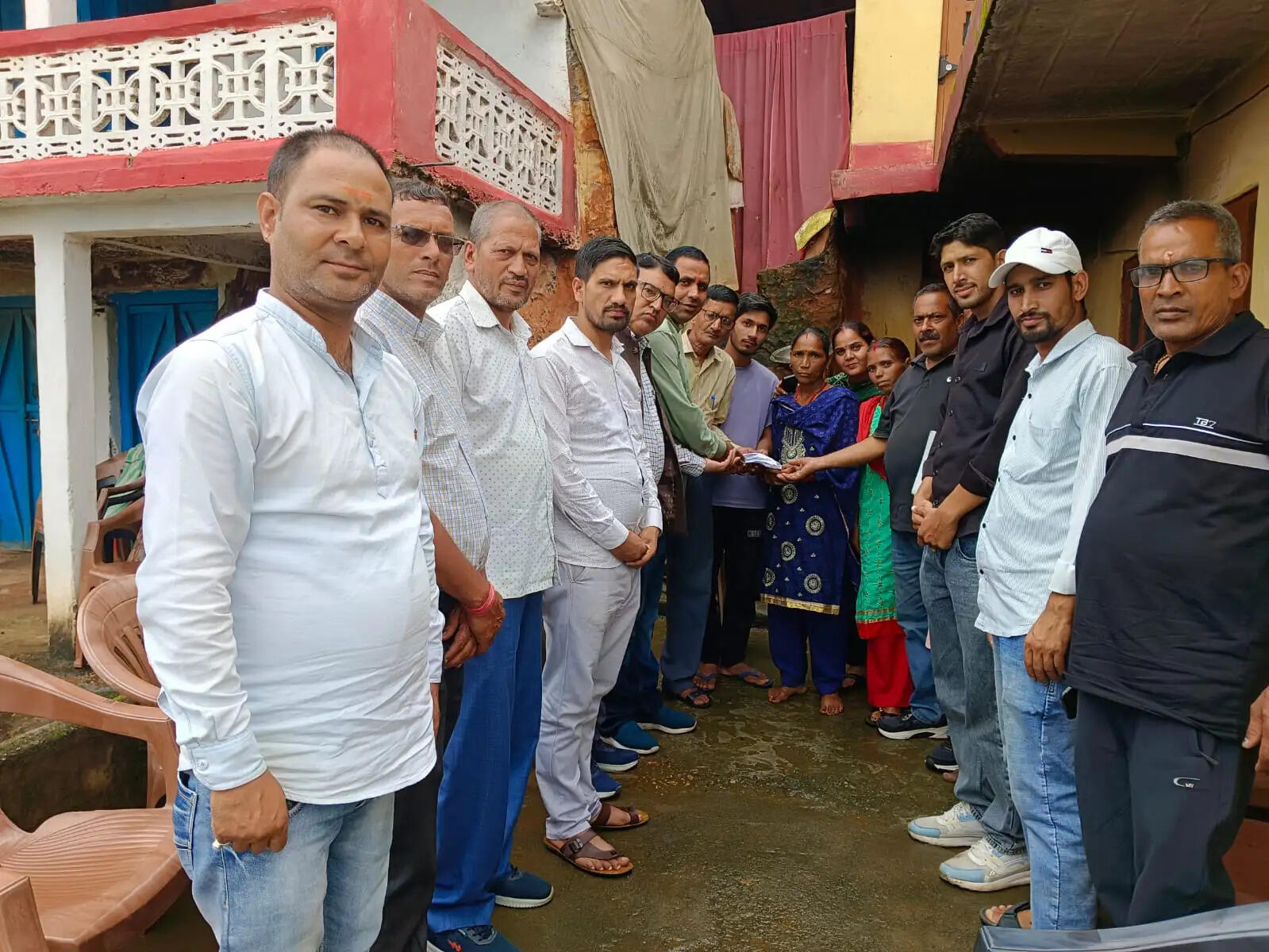 गाेरसाड़ा&nbsp;के&nbsp;नाैटियाल&nbsp;परिवार&nbsp;काे&nbsp;साैंपी&nbsp;सहयाेग&nbsp;धनराशि
