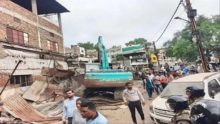 इंदौर: कान्ह नदी किनारे हटाई गई 50 अवैध दुकानें, 100 करोड़ कीमत की दो एकड़ शासकीय भूमि अतिक्रमण मुक्त