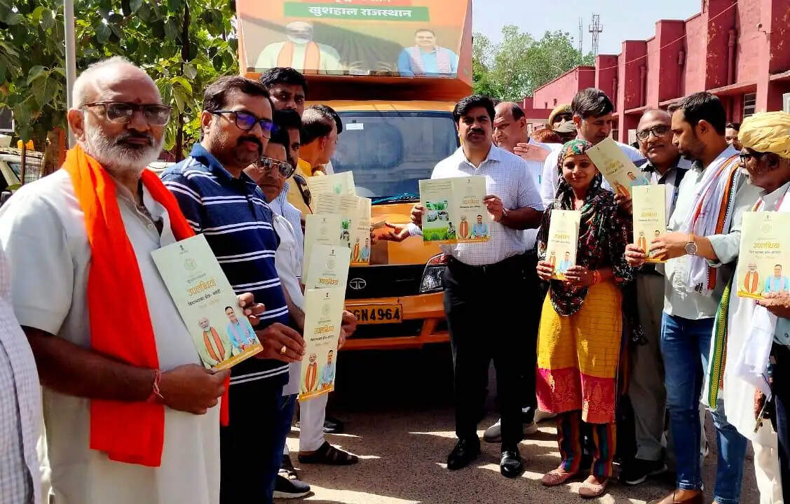 विकास रथों को दिखाई हरी झंडी, गांव-गांव पहुंचेगी योजनाओं की जानकारी