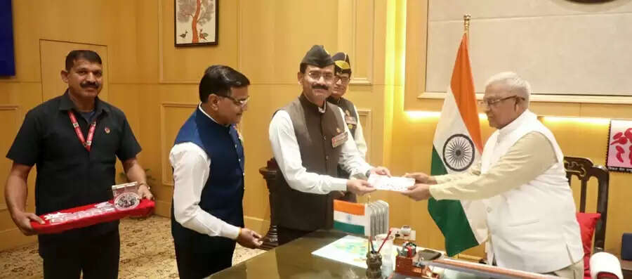 मप्र लोकभवन में मना सशस्त्र झंडा दिवस, राज्यपाल पटेल को लगाया गया ध्वज