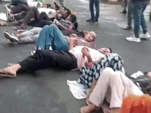 भोपाल में शिक्षक अभ्यर्थियों का हंगामा,&nbsp;नियुक्ति की मांग को लेकर चक्काजाम, सड़क पर लेटीं महिलाएं
