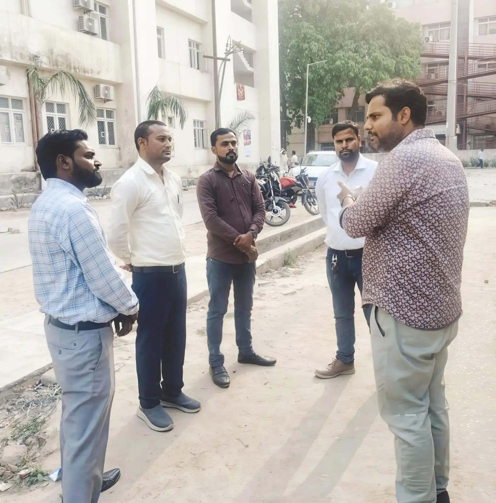 जनपद देवरिया में नि:शुल्क 108 एवं 102 एंबुलेंस सेवाओं की गुणवत्ता जांच के लिए क्वालिटी टीम ने किया औचक निरीक्षण