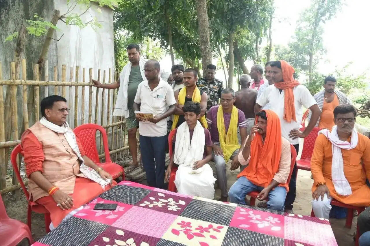 मृतक के परिजन से मिले पथ निर्माण मंत्री, बंधाया ढांढ़स