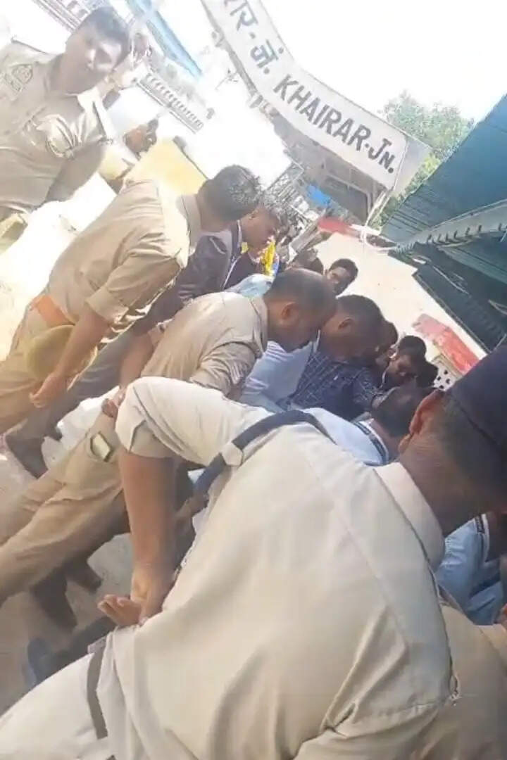 रेलवे स्टेशनों पर गंदगी फैलाने वालों पर कार्रवाई, 310 यात्रियों से वसूला 65,400 रुपये जुर्माना