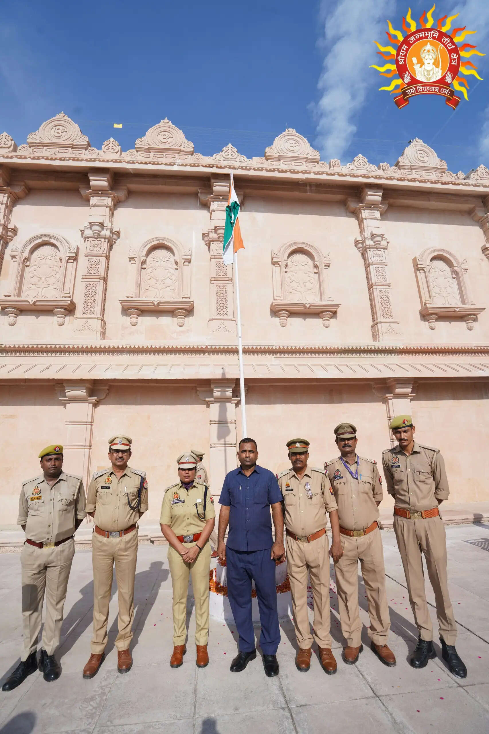 श्रीराम जन्मभूमि परिसर में दो स्थानों पर फहरा&nbsp;तिरंगा
