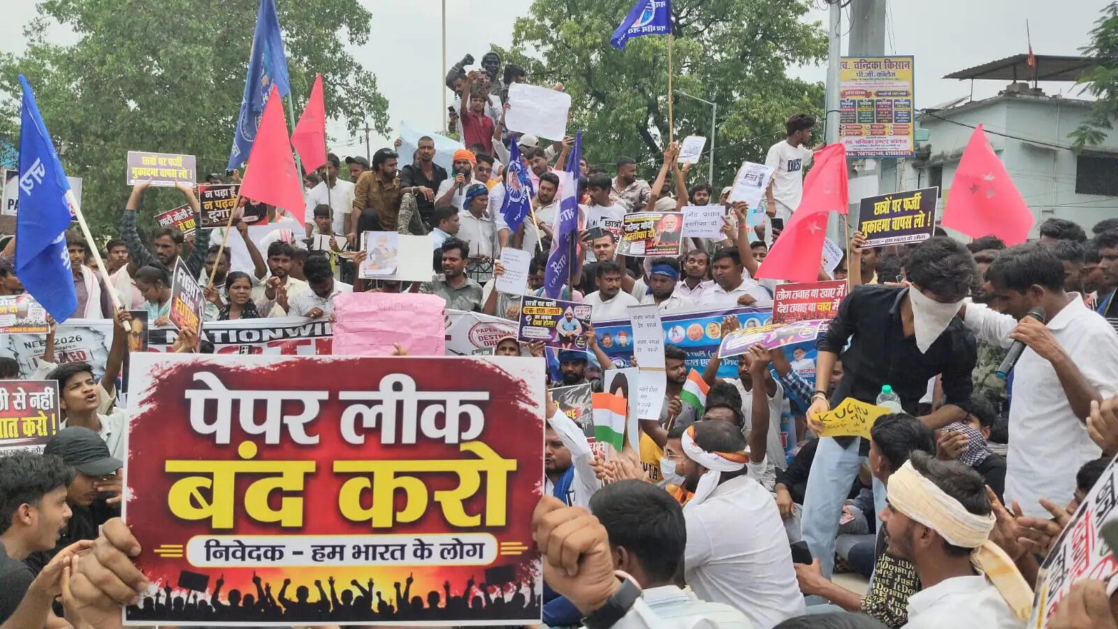 बक्सर में पेपर लीक के विरोध में छात्रों का प्रदर्शन