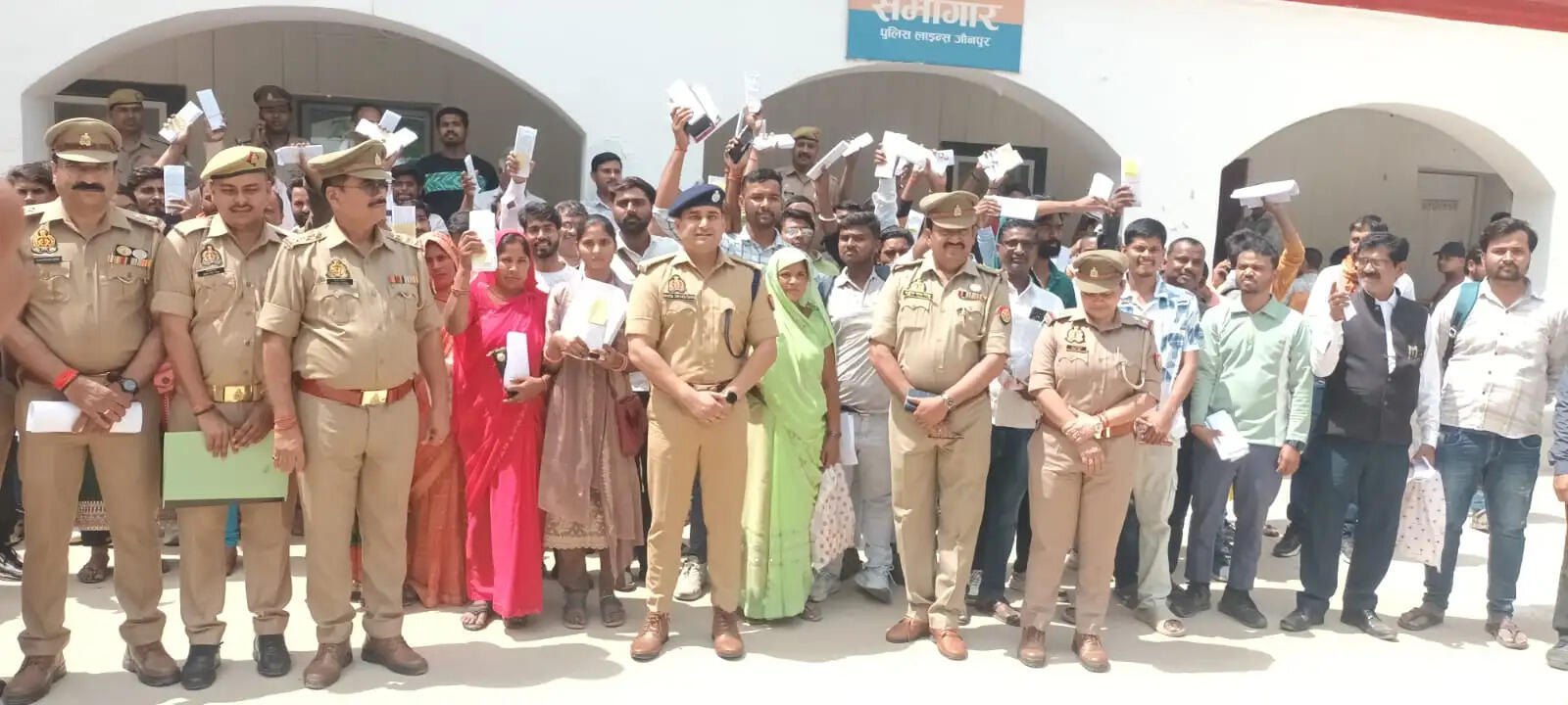 जौनपुर की साइबर पुलिस ने 240 गुमशुदा मोबाइल फोन मालिकों को लौटाए
