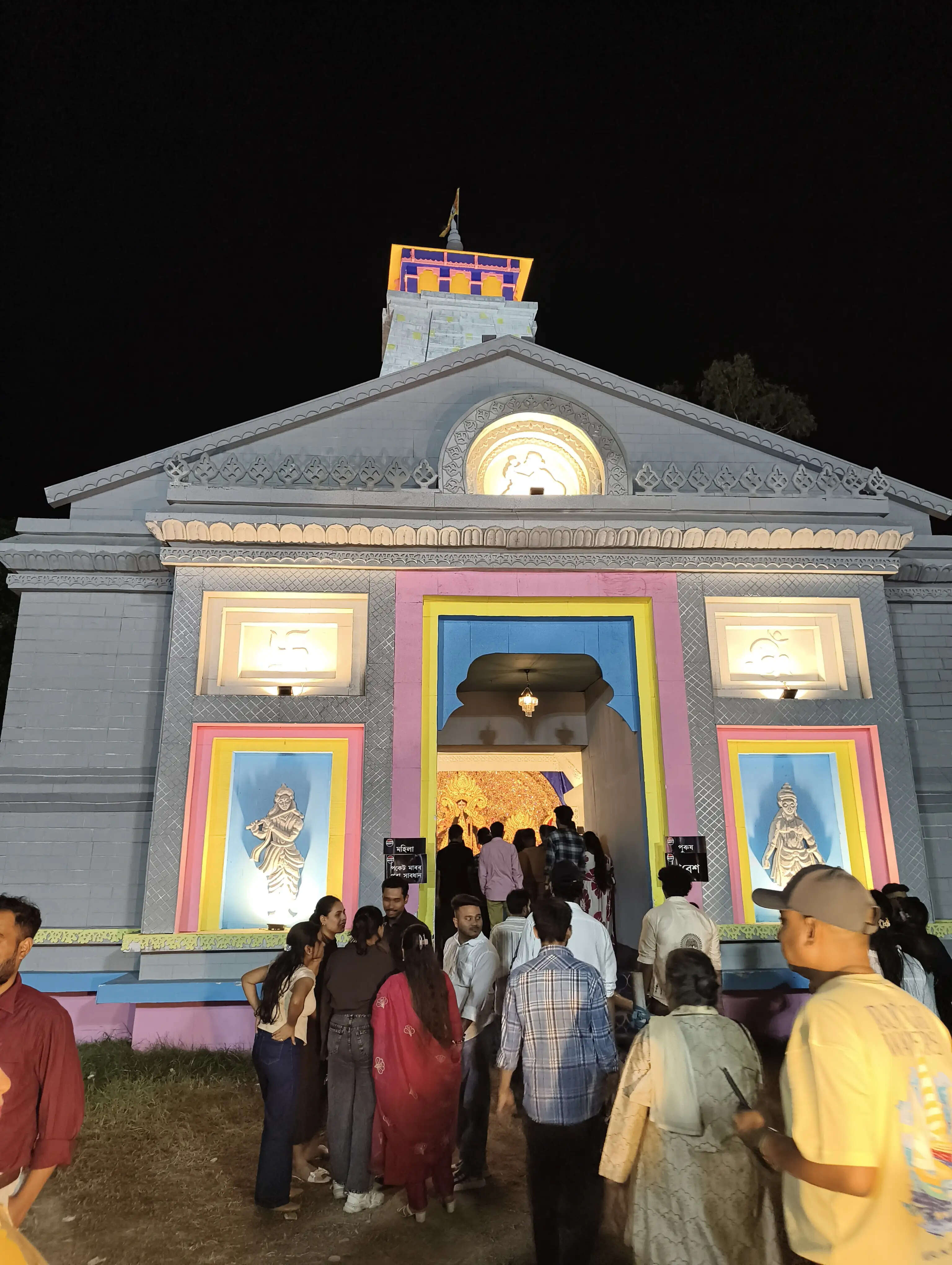 गुवाहाटी में महाअष्टमी की धूम: पांडालों में उमड़े भक्त, संधि पूजा और कुमारी पूजा से गूंजा असम
