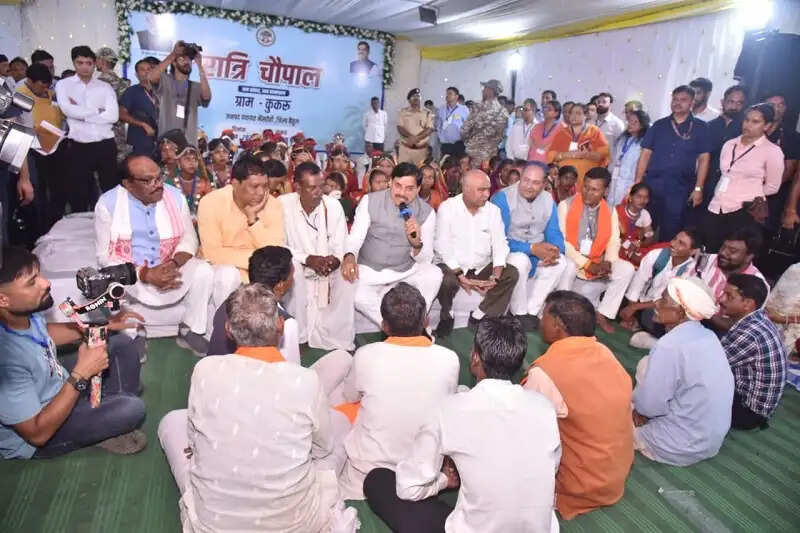 मप्रः मुख्यमंत्री ने कुकरू में कृष्णा आजीविका स्व-सहायता समूह की महिलाओं से किया आत्मीय संवाद