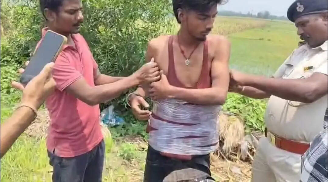 नेपाल से तस्करी कर लाई जा रही शराब के साथ दो कारोबारी गिरफ्तार, बाइक भी जब्त