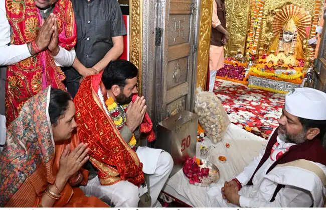 हरियाणा के मुख्यमंत्री ने पहले नवरात्र पर किए माता मनसा देवी के दर्शन