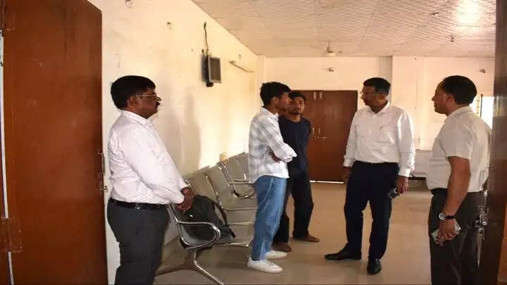 मप्रः परिवहन सचिव ने किया सीहोर जिला परिवहन कार्यालय का निरीक्षण