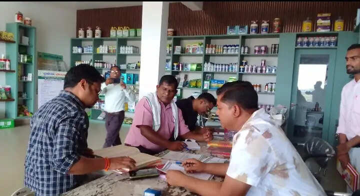 उर्वरक दुकानों पर प्रशासन का शिकंजा: औचक निरीक्षण में तीन केंद्रों में मिली गंभीर