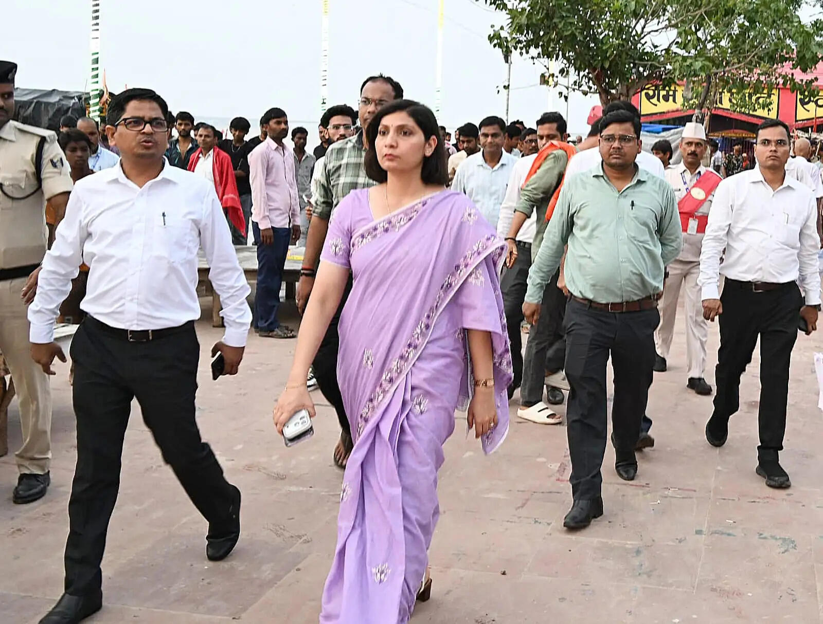 गंगा के बढ़ते जलस्तर को लेकर जिला प्रशासन अलर्ट, लोगों से नदी किनारे नहीं जाने की अपील