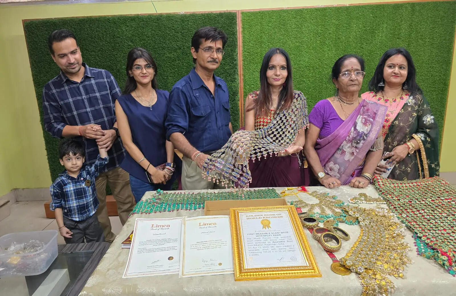 अनुराधा सोनी ने बनाया एम-सील एपॉक्सी से अनूठा दुपट्टा, गोल्डन बुक ऑफ वर्ल्ड रिकॉर्ड्स में दर्ज हुआ नाम