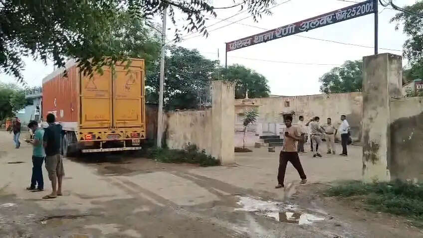 दिल्ली-मुंबई एक्सप्रेस-वे पर मांस से भरा कंटेनर जब्त, अलवर पुलिस ने सैंपल जांच के लिए भेजे