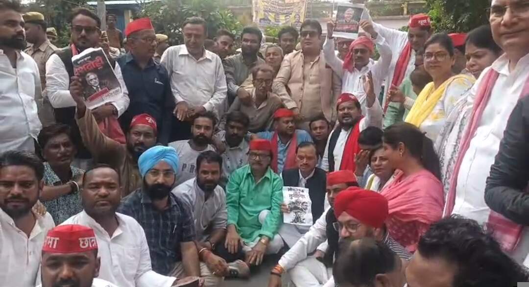 कांग्रेस-सपा ने चुनाव प्रक्रिया को लेकर जतया विरोध, कांग्रेस ने सीईसी का फूंका पुतला