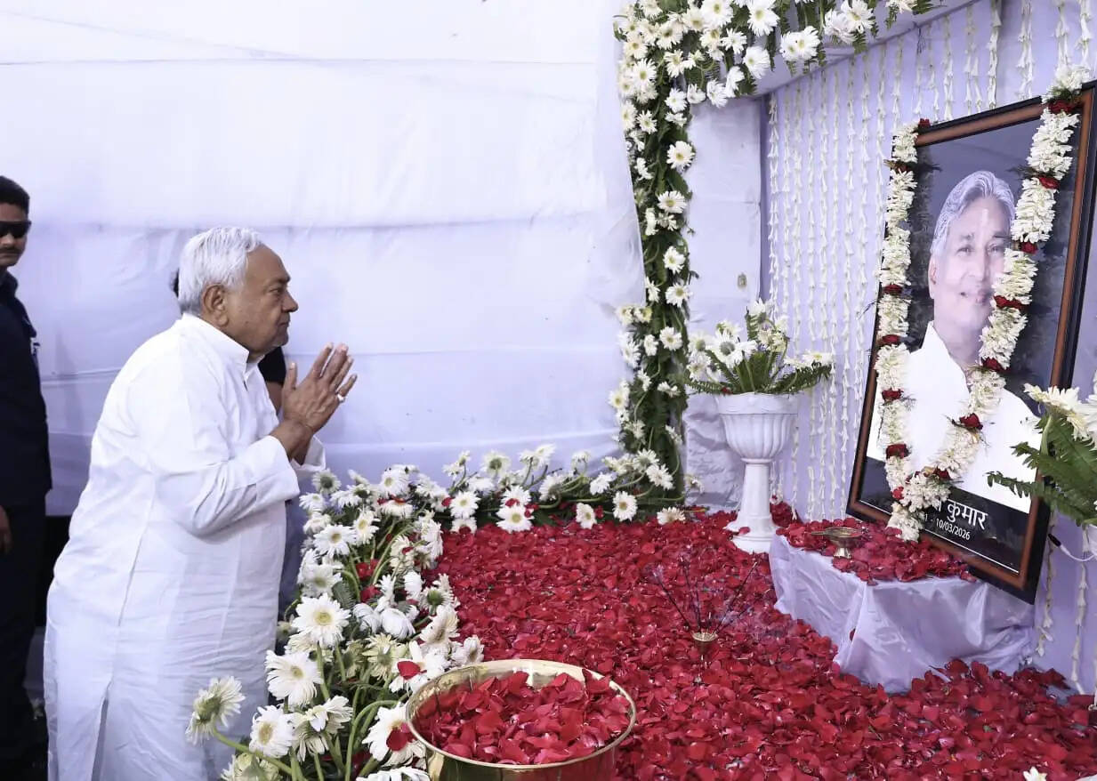 पूर्व विधायक स्व. सतीश कुमार के श्राद्धकर्म में शामिल हुये मुख्यमंत्री