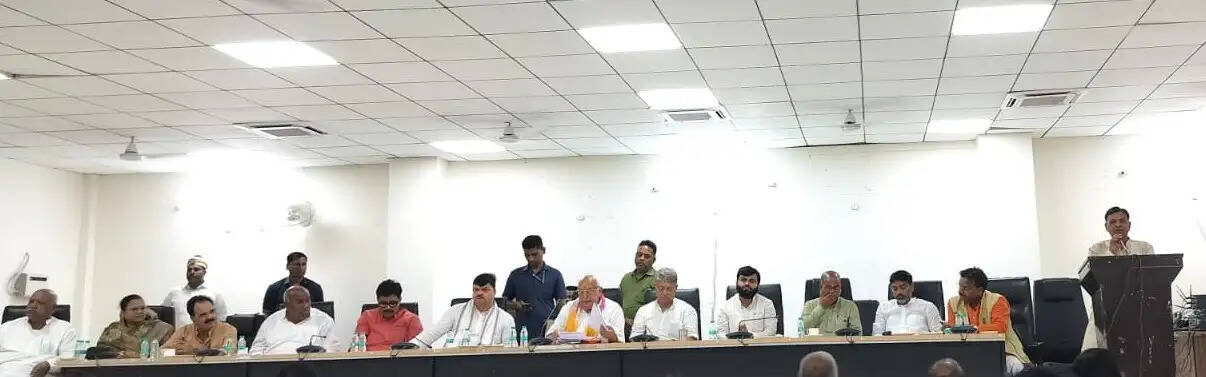 प्रभारी मंत्री ने सुनीं कार्यकर्ताओं की शिकायतें, कैंप लगाकर समाधान कराने के निर्देश