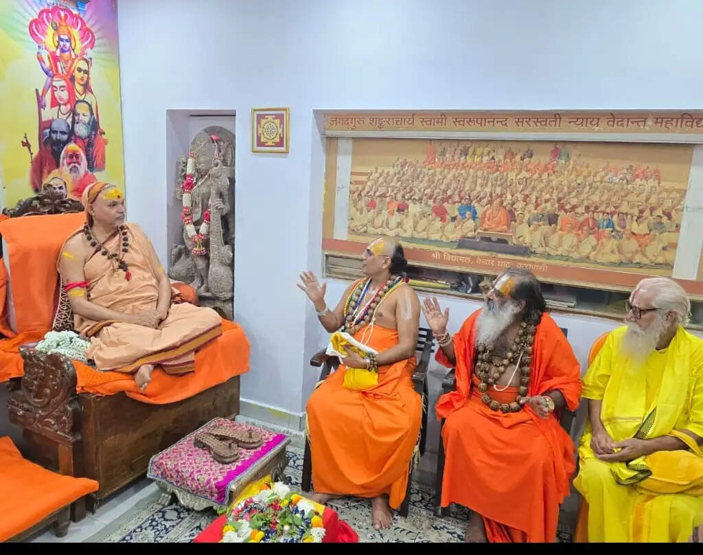 वाराणसी में तीन जगद्गुरुओं समेत संतों ने शंकराचार्य स्वामी अविमुक्तेश्वरानंद से की मुलाकात