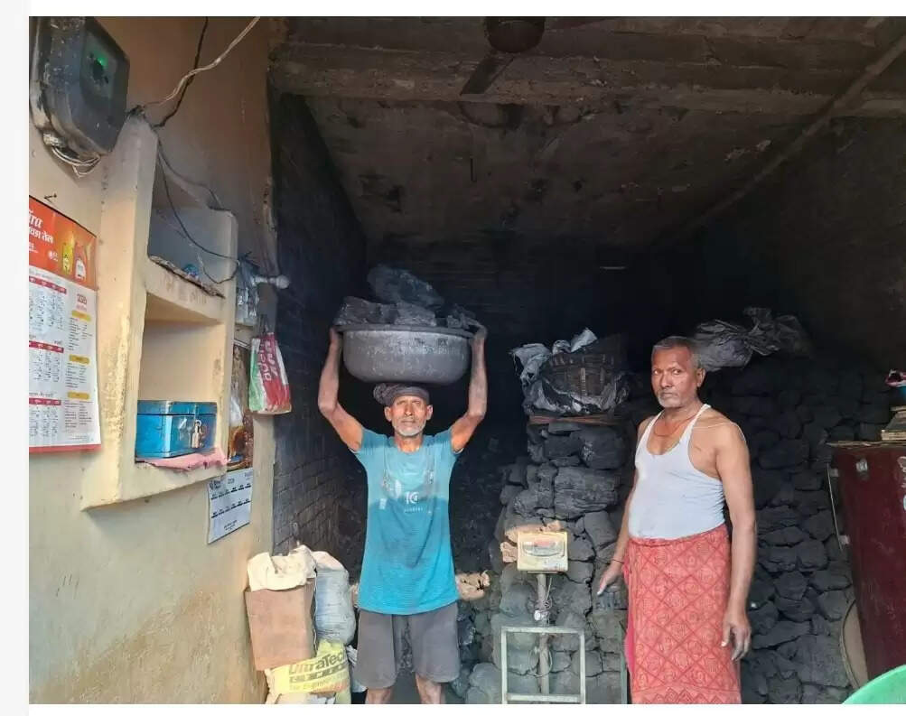 गैस की किल्लत से कोयला व लकड़ी की बढ़ रही मांग