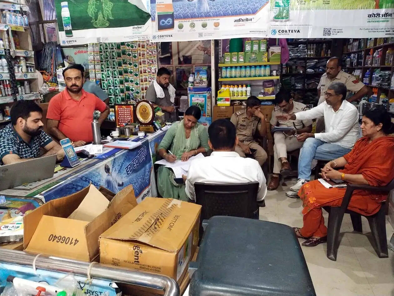 हिसार : अग्रोहा में खाद-बीज की दुकान पर सीएम फ्लाइंग व कृषि विभाग का छापा