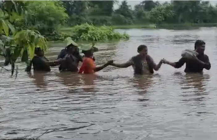 महिसागर में मेघतांडव : लुणावाड़ा में मूसलाधार बारिश से कई गांव संपर्कविहीन, 300 लोगों का रेस्क्यू