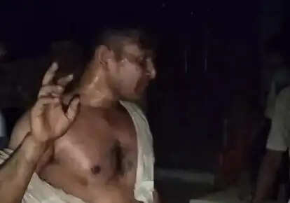 युवक ने जलती सिगरेट सिपाही पर फेंकी, मना करने पर दौड़ा दौड़ा कर पीटा, तीन हिरासत में