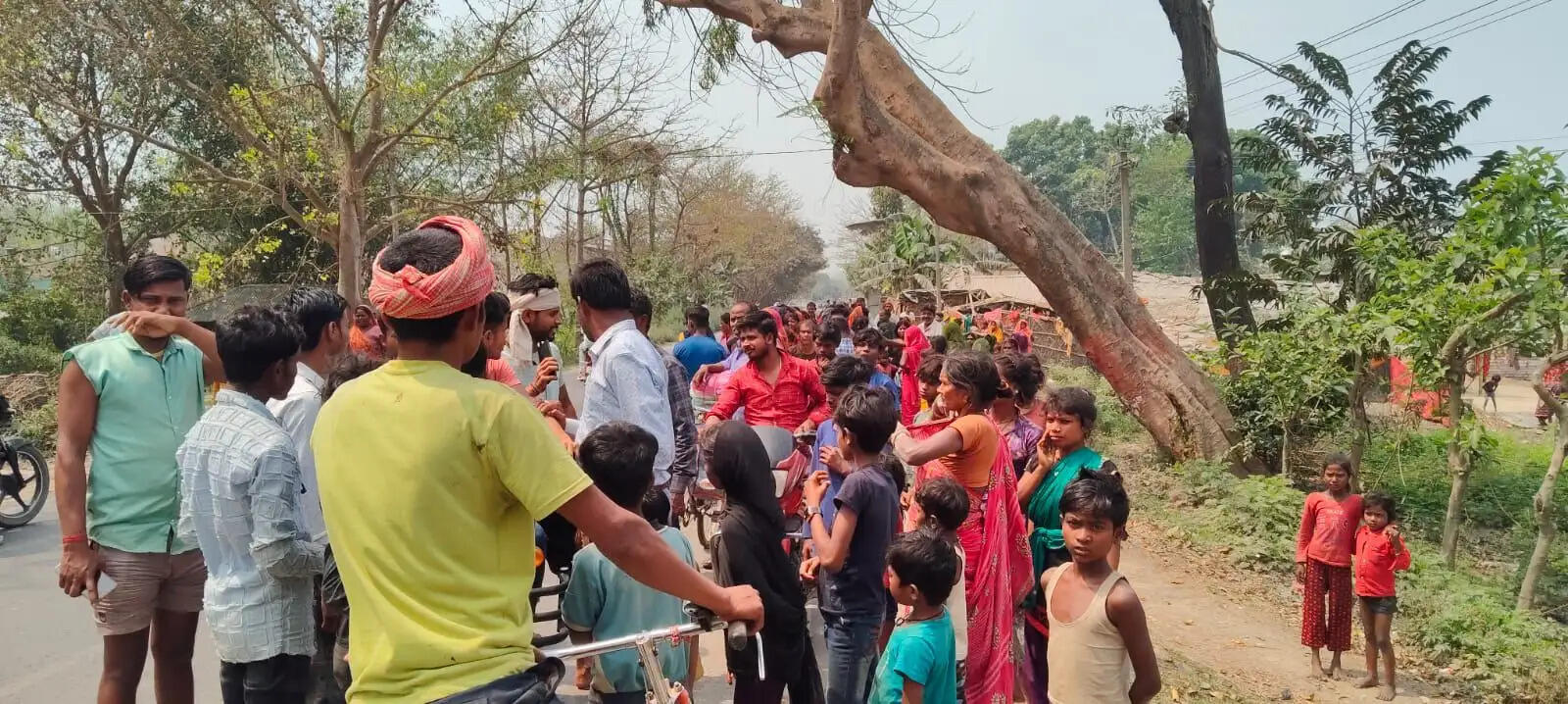 बिजली बिल वसूली करने गई टीम पर हमला, दो कर्मी और बाइक को बनाया बंधक