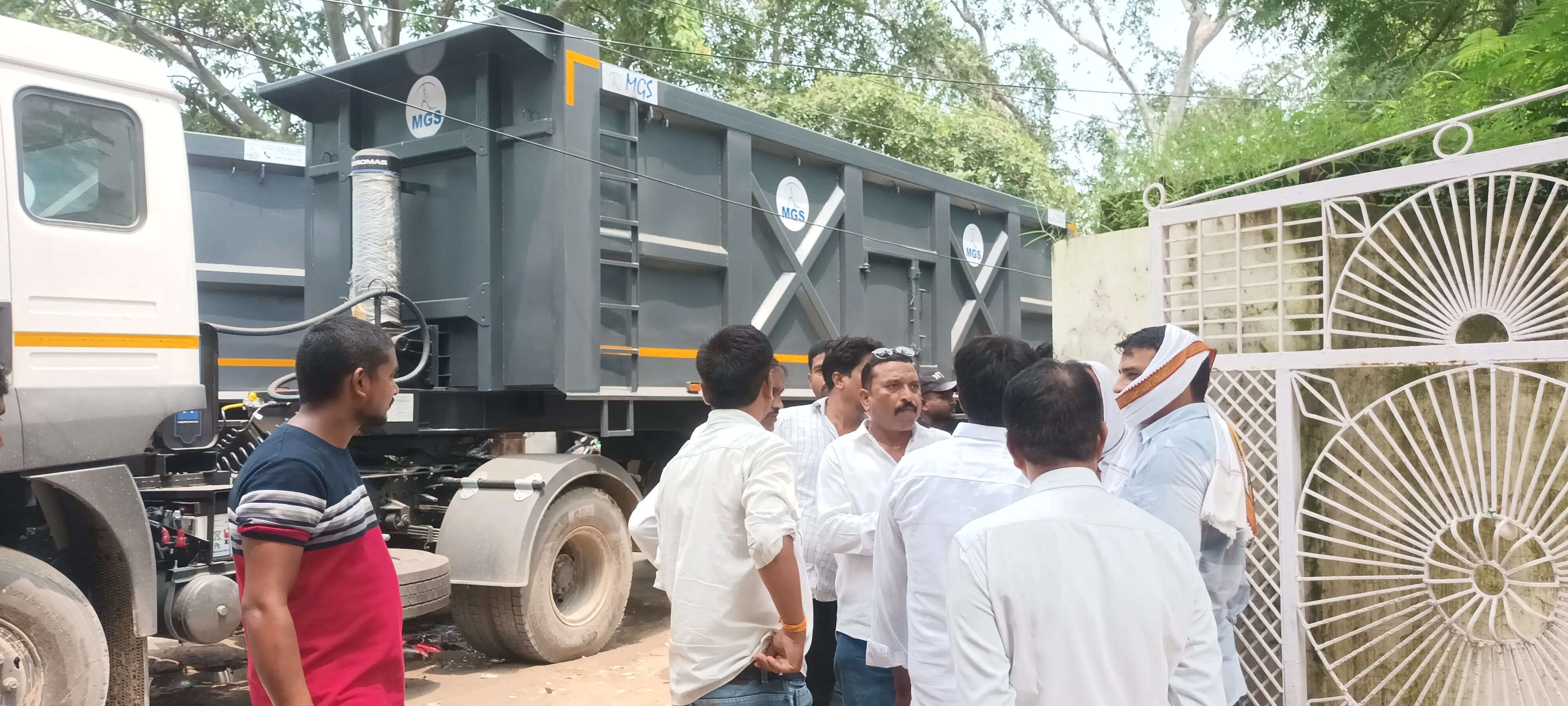 आरटीओ कार्यालय में कथित धनउगाही का आरोप, पांच ट्रेलर खड़े कर ट्रक मालिक ने किया प्रदर्शन