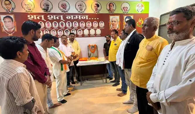 कांग्रेस ने मनाई स्व.राजीव गांधी की जयंती, पुष्पांजलि अर्पित कर किया नमन