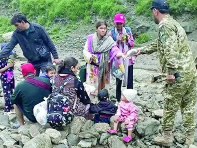 पाकिस्तान में मानसून का कहर, नदी-नाले उफान पर, भूस्खलन, रास्ते बंद, 234 लोगों की मौत