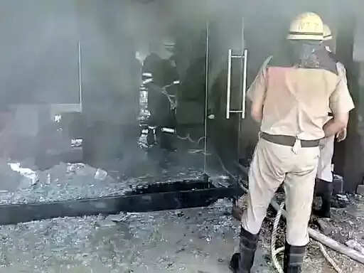 फरीदाबाद : शार्ट सर्किट से चश्मे की दुकान में लगी आग