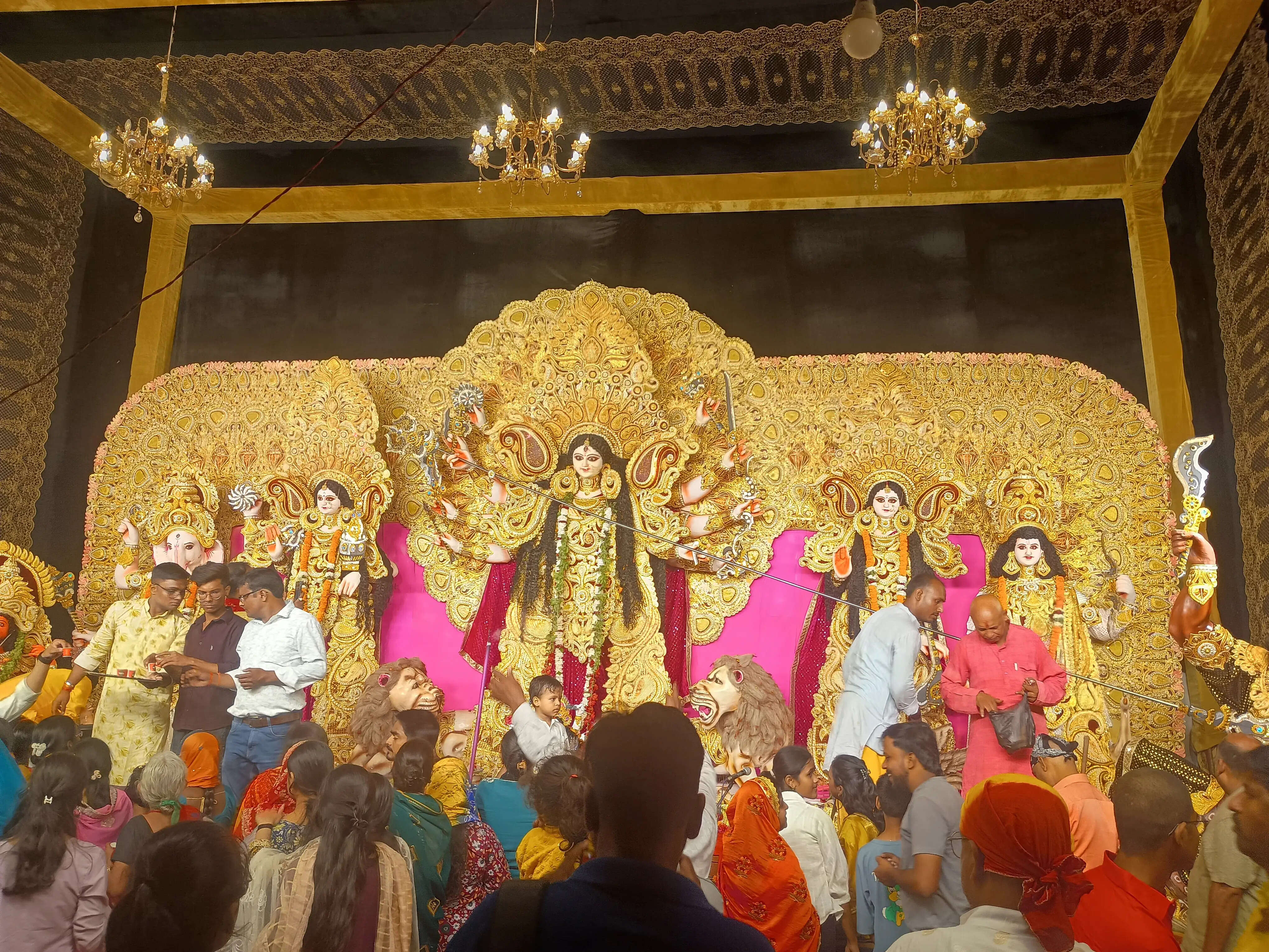 देवरिया : हिंदू सम्राट दल के दुर्गा पूजा पंडाल में विधि विधान से 151 महिलाओं ने की आरती