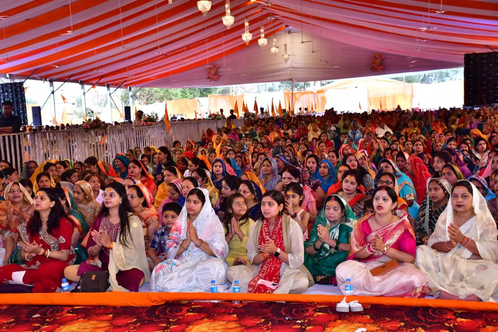 सरायरासी में चल रहे रामकथा महोत्सव में भरत&nbsp;के&nbsp;त्याग&nbsp;और&nbsp;प्रेम&nbsp;की&nbsp;कथा&nbsp;सुन&nbsp;भावुक&nbsp;हुए&nbsp;श्रद्धालु