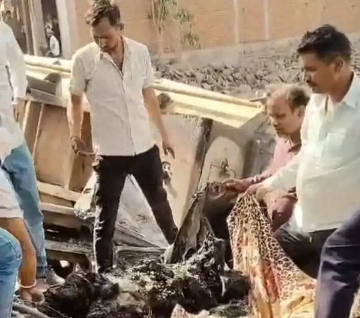 रीवा-सीधी हाईवे पर दर्दनाक हादसा: सीमेंट बल्कर में लगी आग, चालक जिंदा जला
