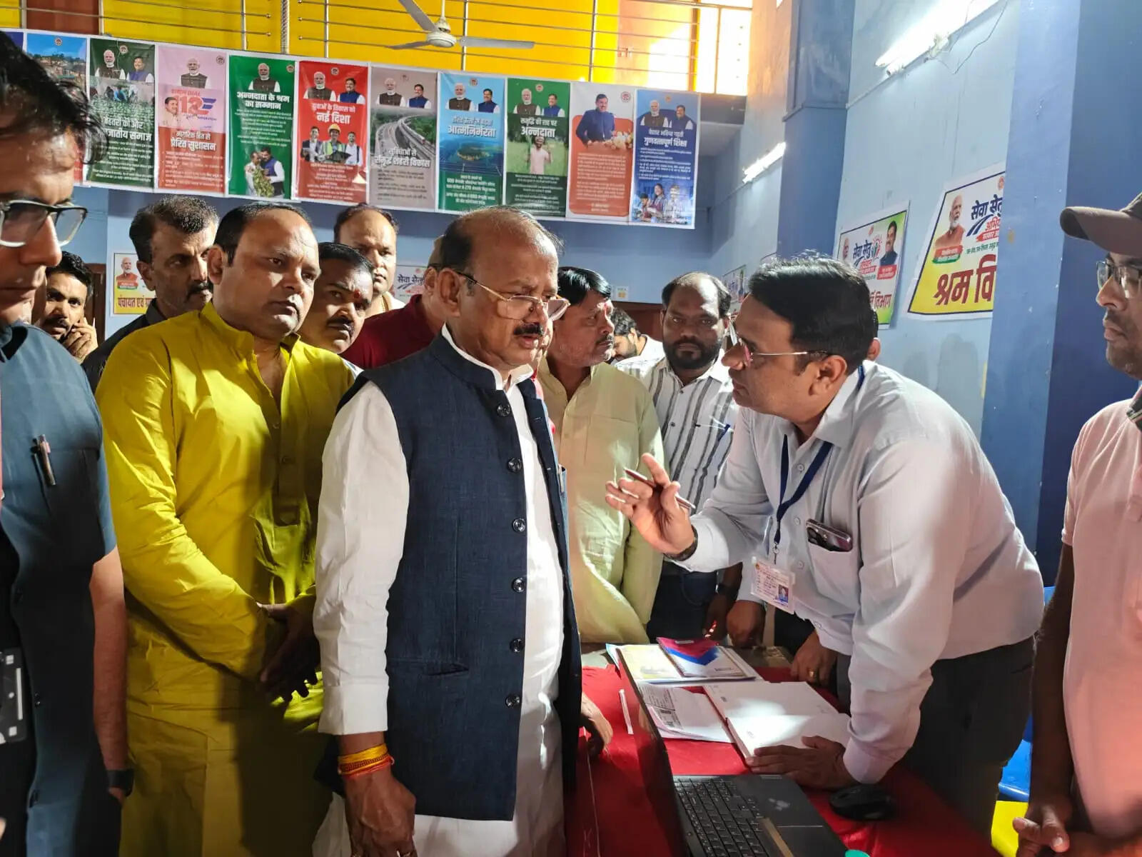 अनूपपुर: टीम भावना से करें कार्य, विभागीय समन्वय से जनसमस्याओं का समयबद्ध निराकरण करें - दिलीप जायसवाल