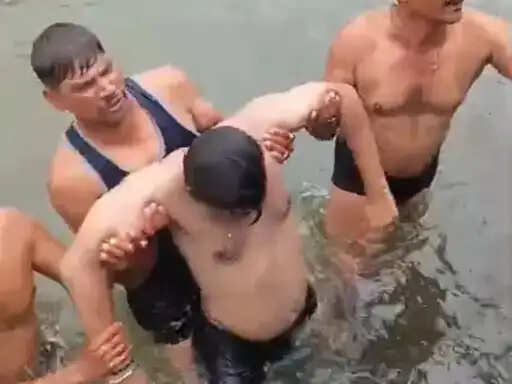 ओंकारेश्वर&nbsp;में&nbsp;नर्मदा में डूबे लखनऊ के 4 श्रद्धालु, एक की मौत