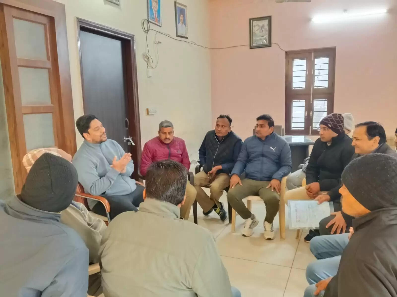 कैथल : विधानसभा में पुरानी पेंशन का मुद्दा उठाने की मांग पर विधायक को सौंपा ज्ञापन