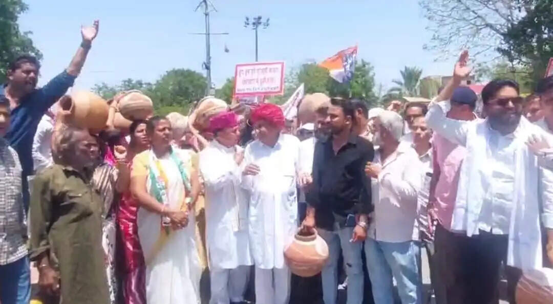 अजमेर में बिगड़ी पेयजल आपूर्ति पर कांग्रेस ने जलदाय विभाग को घेरा, मटके फोड़े