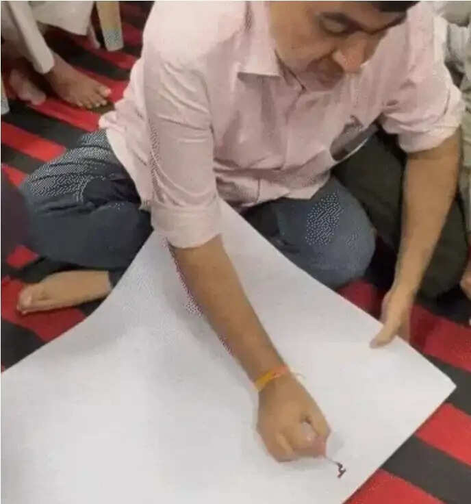 सूरत में गौमाता को 'राष्ट्रमाता' घोषित करने की मांग तेज, खून से लिखे ज्ञापन के साथ गौभक्तों की विशाल रैली