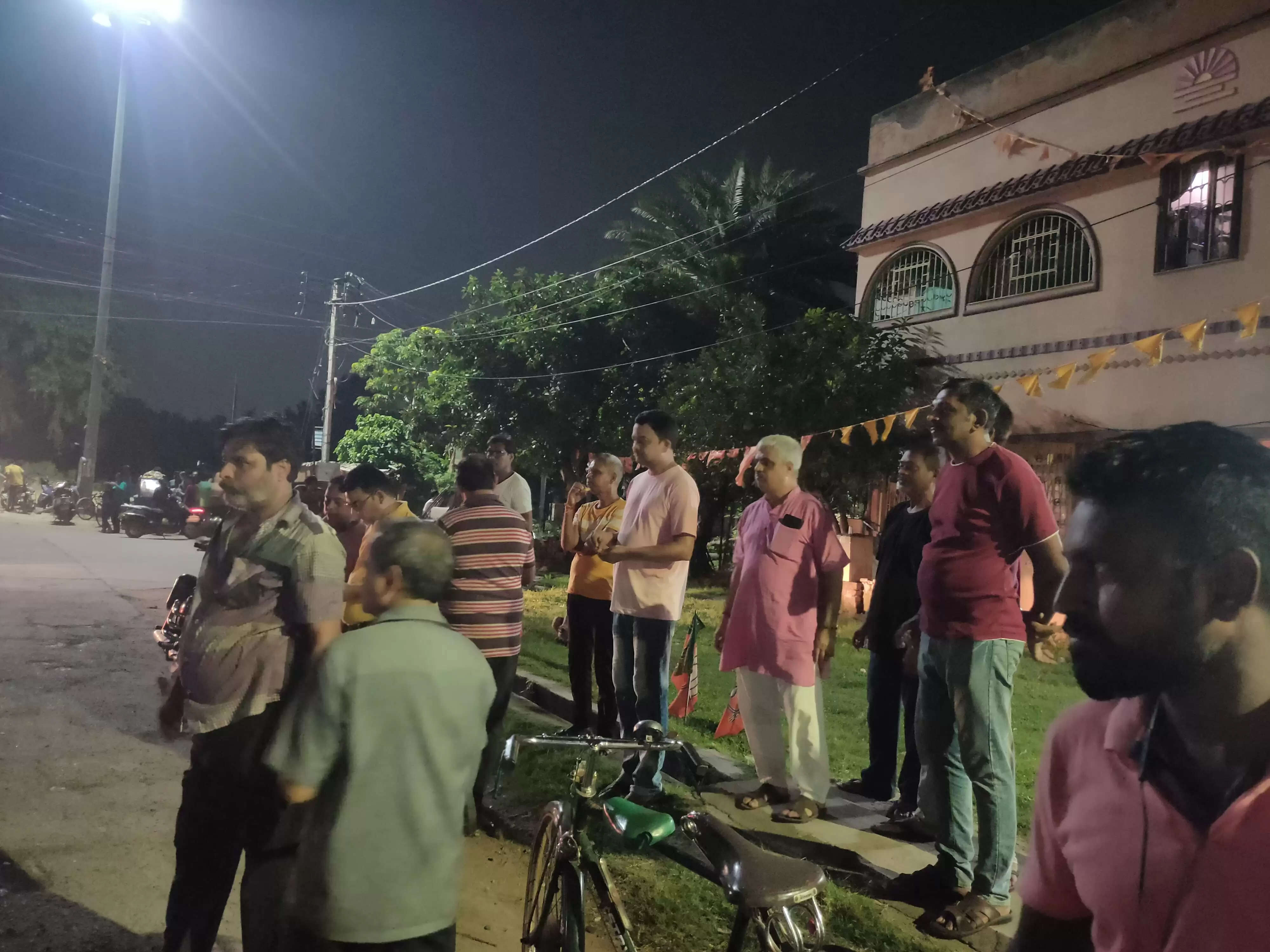 तीसरी बार मोदी के शपथ ग्रहण समारोह को लेकर हुगली जिले के भाजपा कार्यकर्ताओं ने खेली भगवा होली, बांटी मिठाइयां
