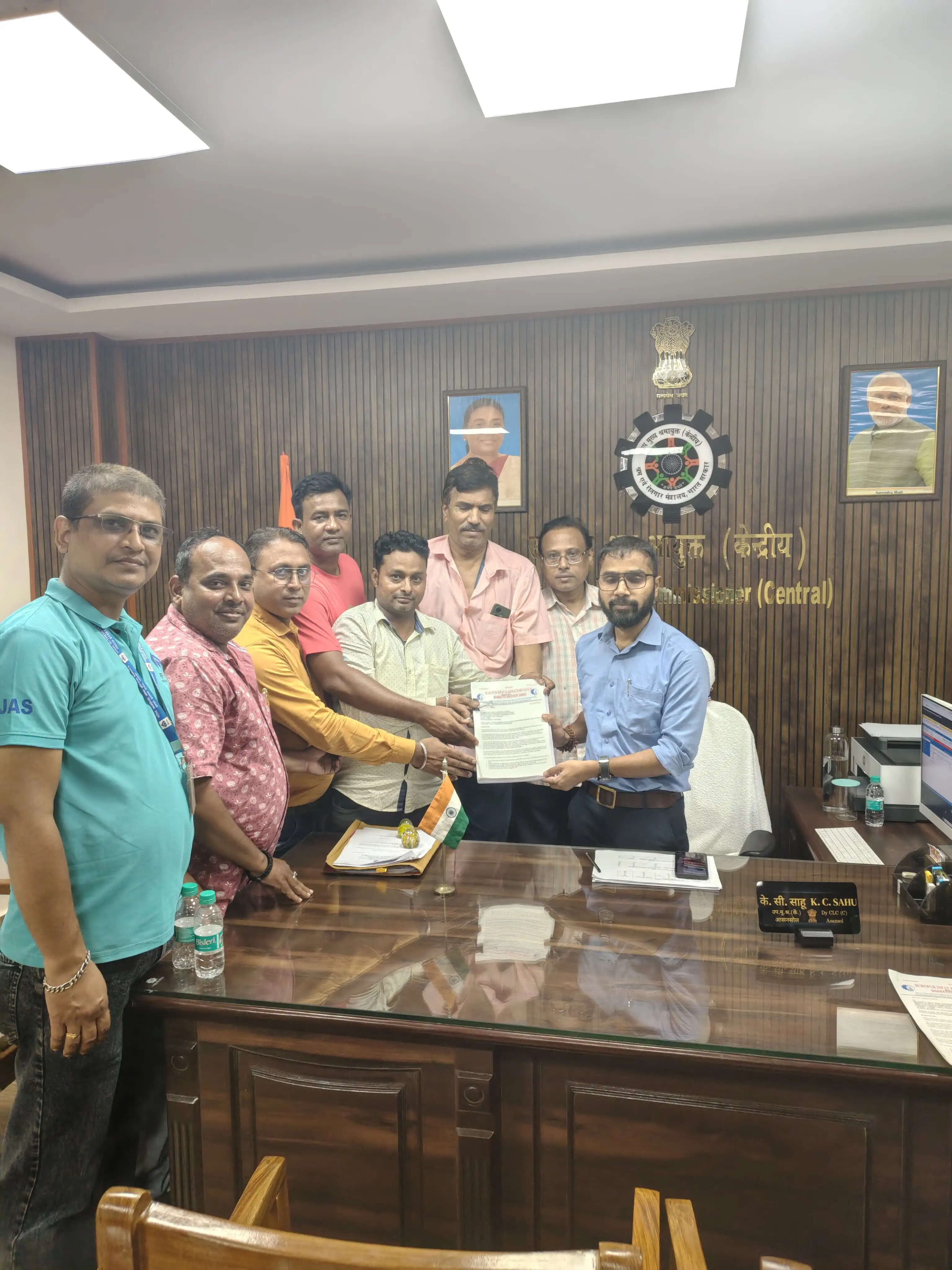 न्यू वेज कोड लागू करने की मांग को लेकर बर्नपुर में ठेका श्रमिकों का प्रदर्शन