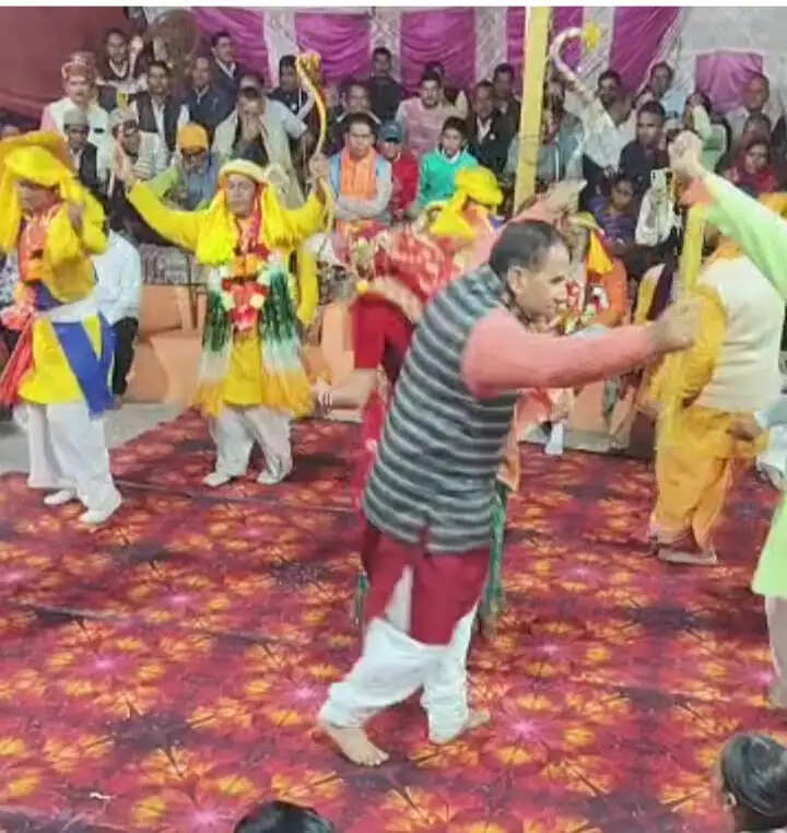 भैंतला खाल में पांडव लीला देखने को रातभर पंडाल में जमे रहे ग्रामीण