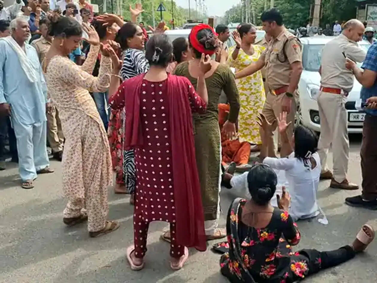 हिसार : अनाज मंडी के गेट पर दो किन्नर गुटों में विवाद, कपड़े उतारकर सड़क पर किया प्रदर्शन