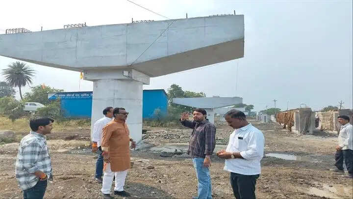इंदौरः मंत्री सिलावट ने लसूड़िया मोरी–केलोद हाला रेलवे ओवरब्रिज का किया निरीक्षण