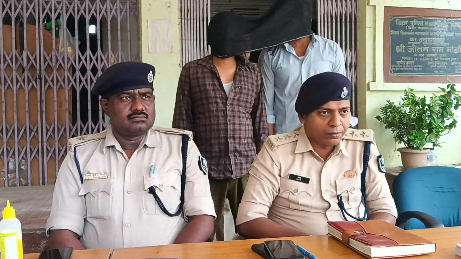 महाराजगंज थाना क्षेत्र में अवैध हथियार के साथ दो गिरफ्तार